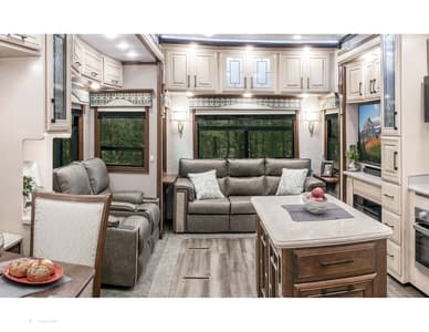 2019 DRV Luxury Suites Mobile Suites Brochure page 6